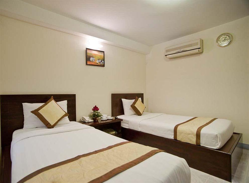 Oyo 438 Small Bay Hotel Хошимин Екстериор снимка