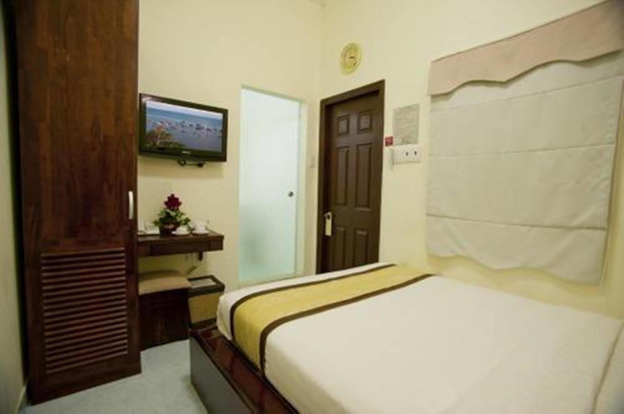 Oyo 438 Small Bay Hotel Хошимин Екстериор снимка