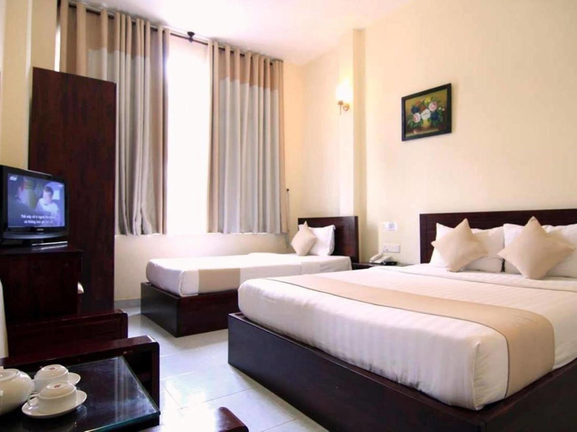 Oyo 438 Small Bay Hotel Хошимин Екстериор снимка