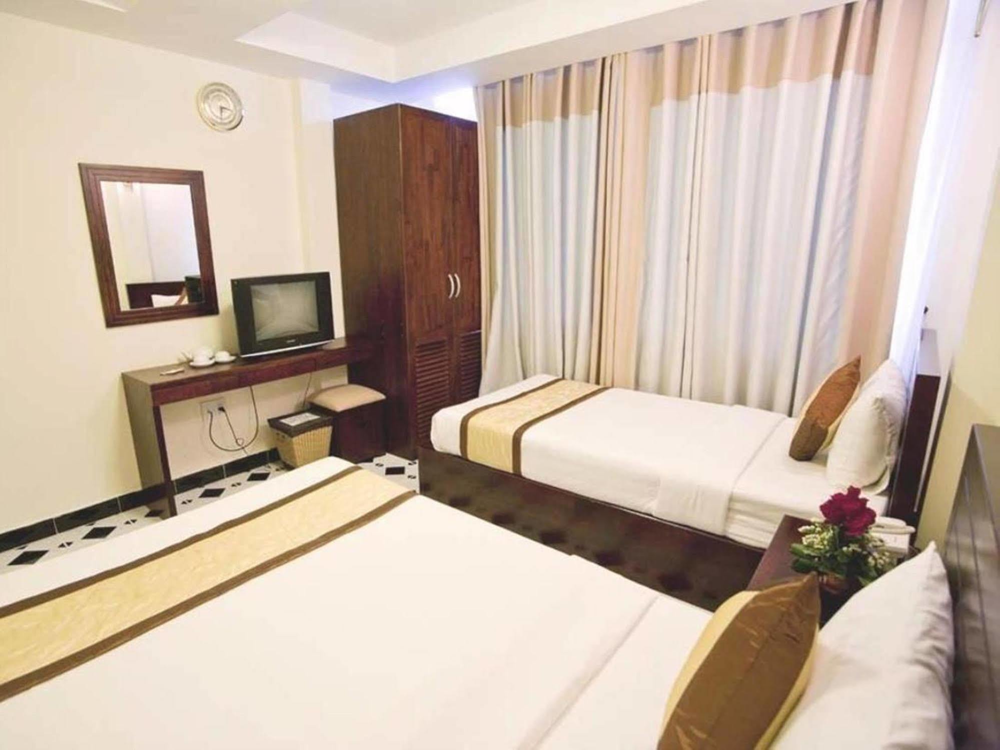 Oyo 438 Small Bay Hotel Хошимин Екстериор снимка