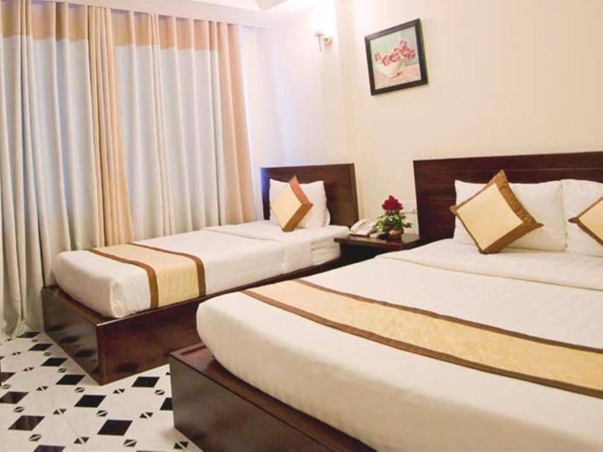 Oyo 438 Small Bay Hotel Хошимин Екстериор снимка