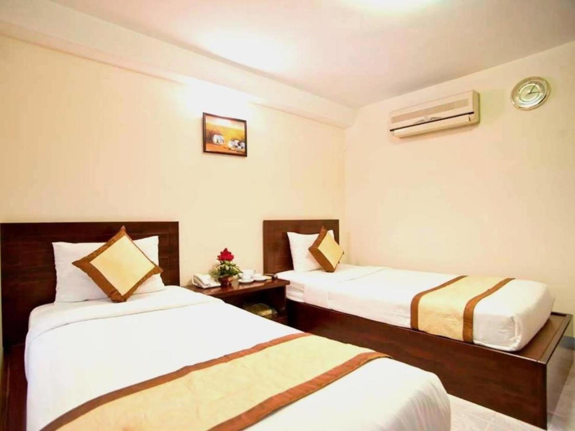 Oyo 438 Small Bay Hotel Хошимин Екстериор снимка