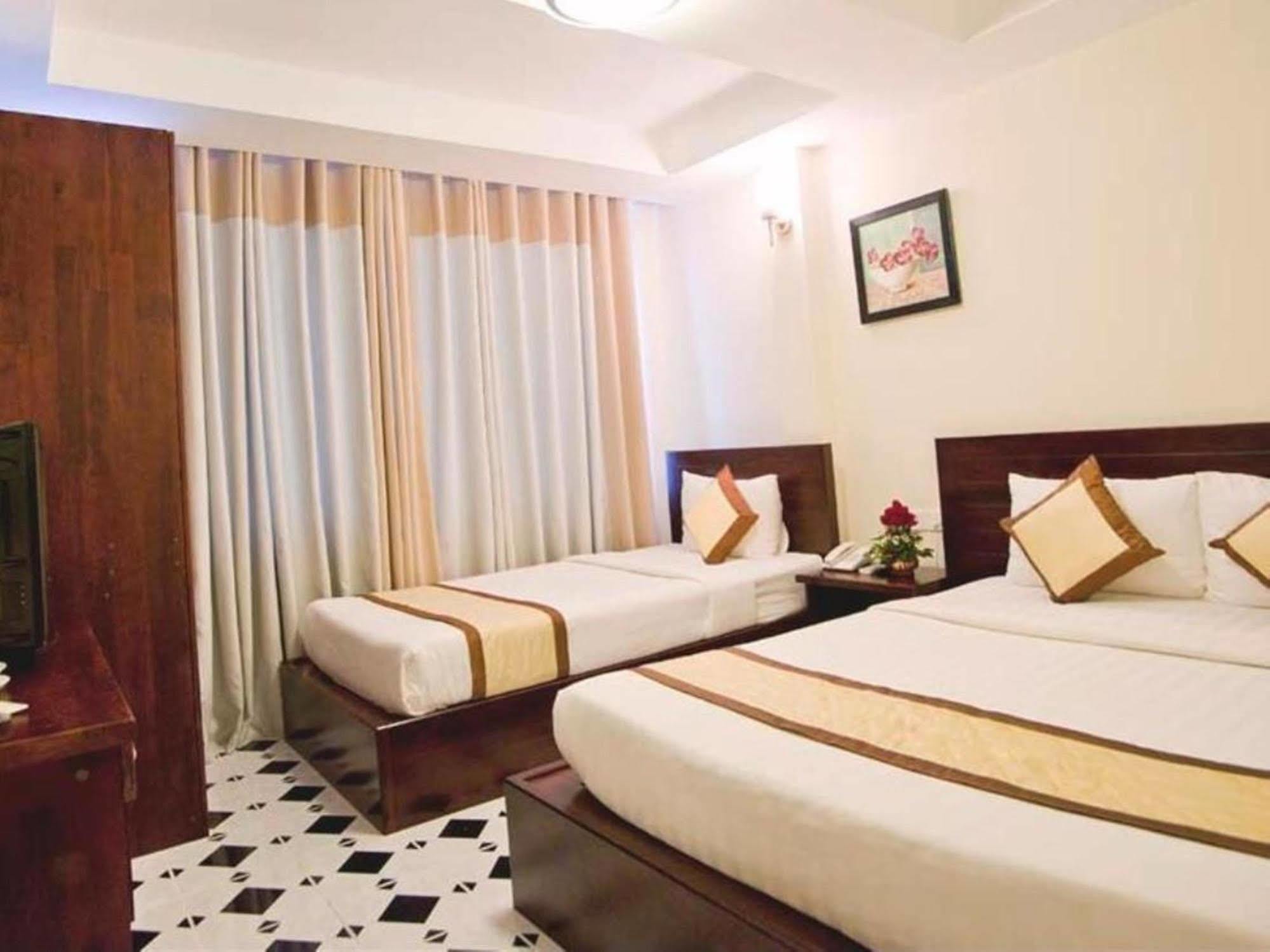 Oyo 438 Small Bay Hotel Хошимин Екстериор снимка