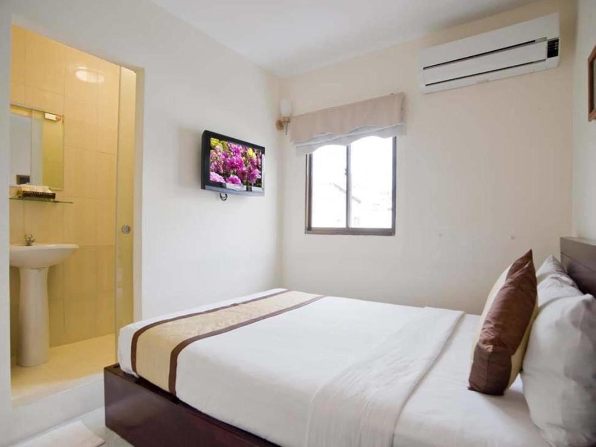 Oyo 438 Small Bay Hotel Хошимин Екстериор снимка