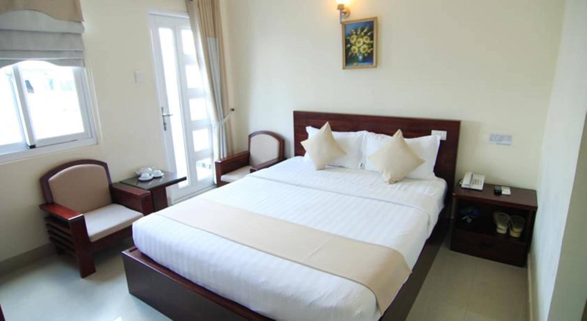Oyo 438 Small Bay Hotel Хошимин Екстериор снимка