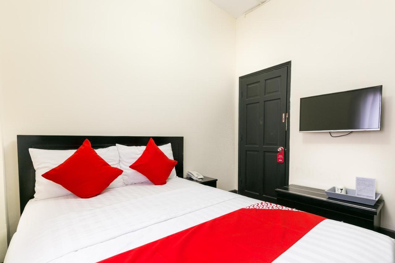 Oyo 438 Small Bay Hotel Хошимин Екстериор снимка