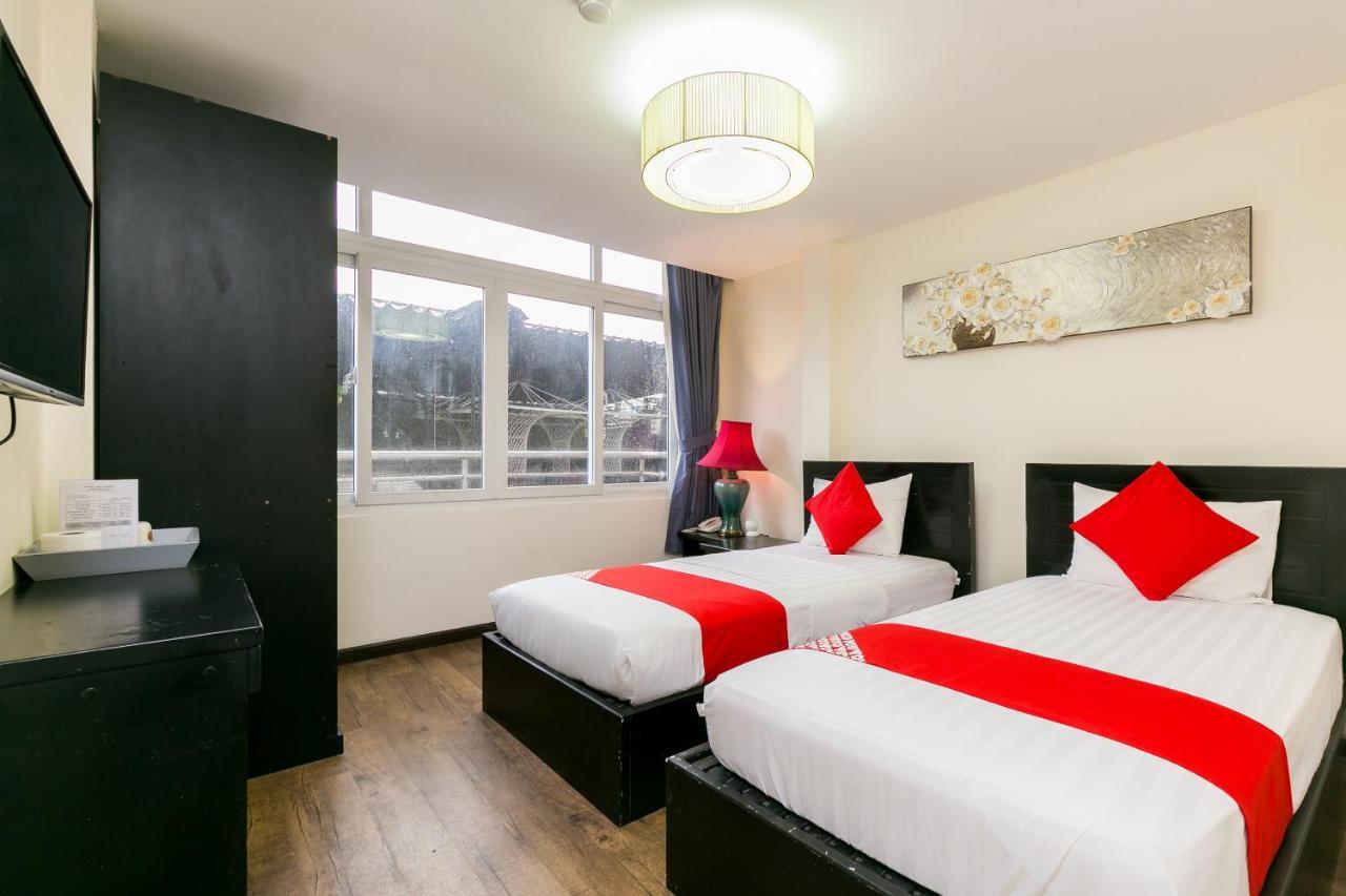 Oyo 438 Small Bay Hotel Хошимин Екстериор снимка