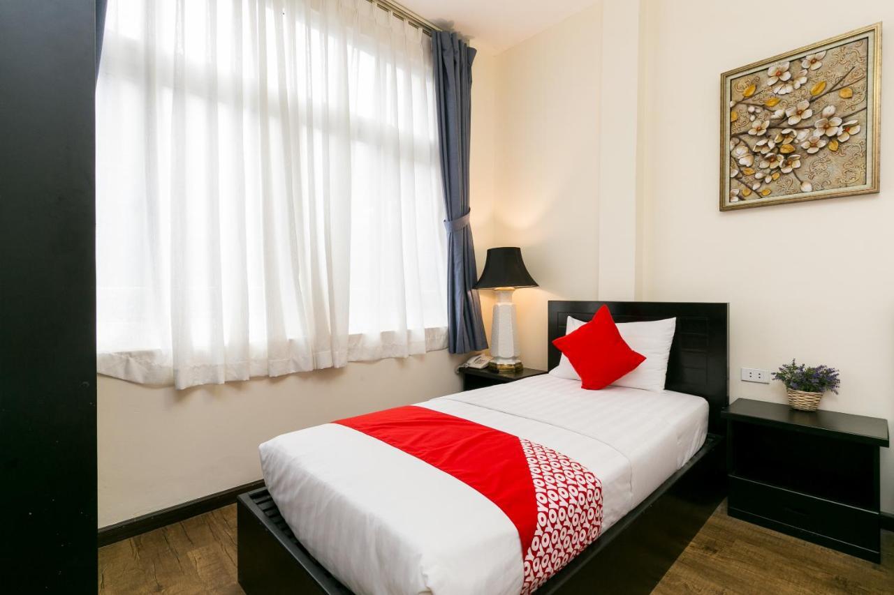 Oyo 438 Small Bay Hotel Хошимин Екстериор снимка