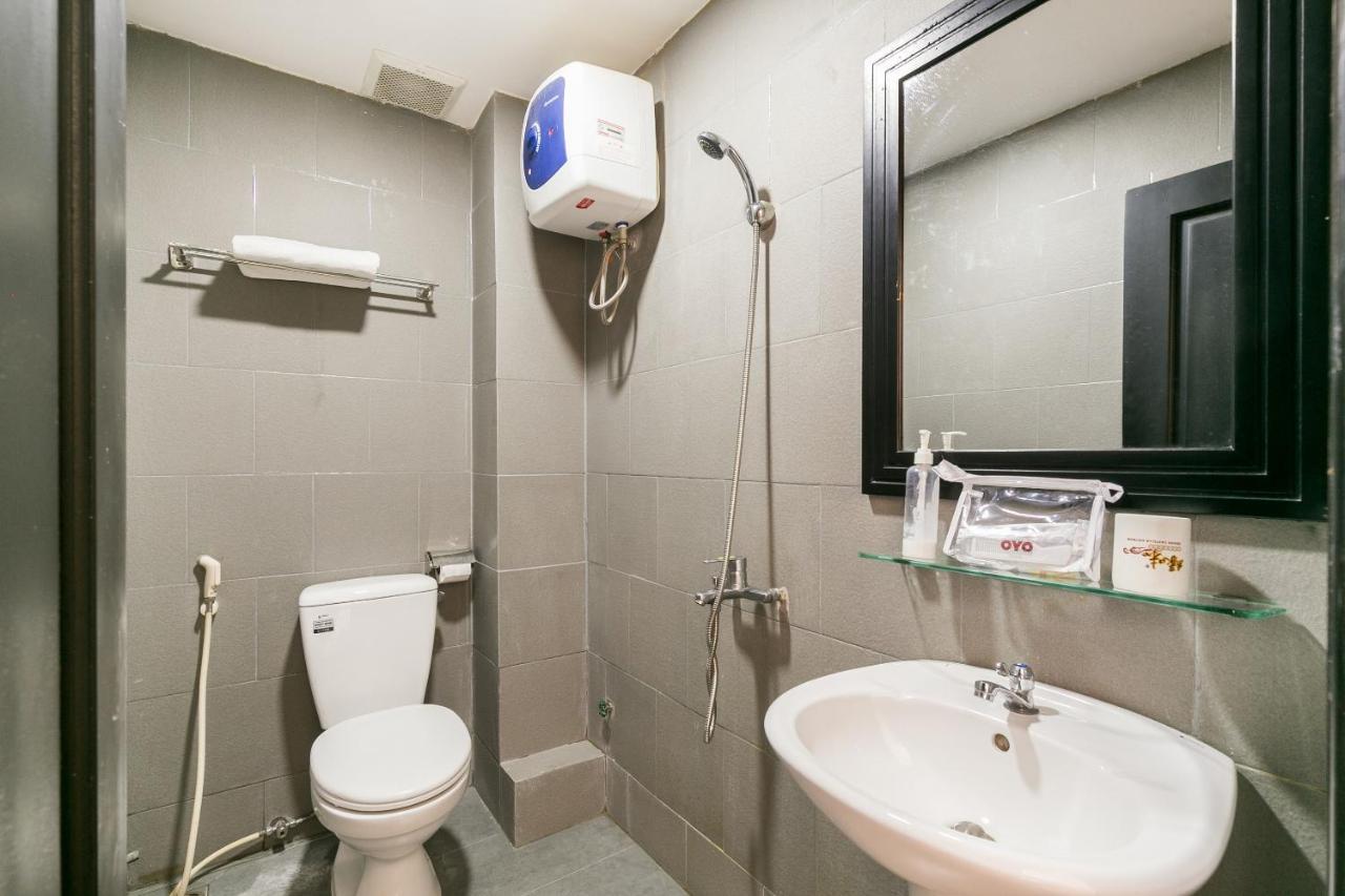 Oyo 438 Small Bay Hotel Хошимин Екстериор снимка